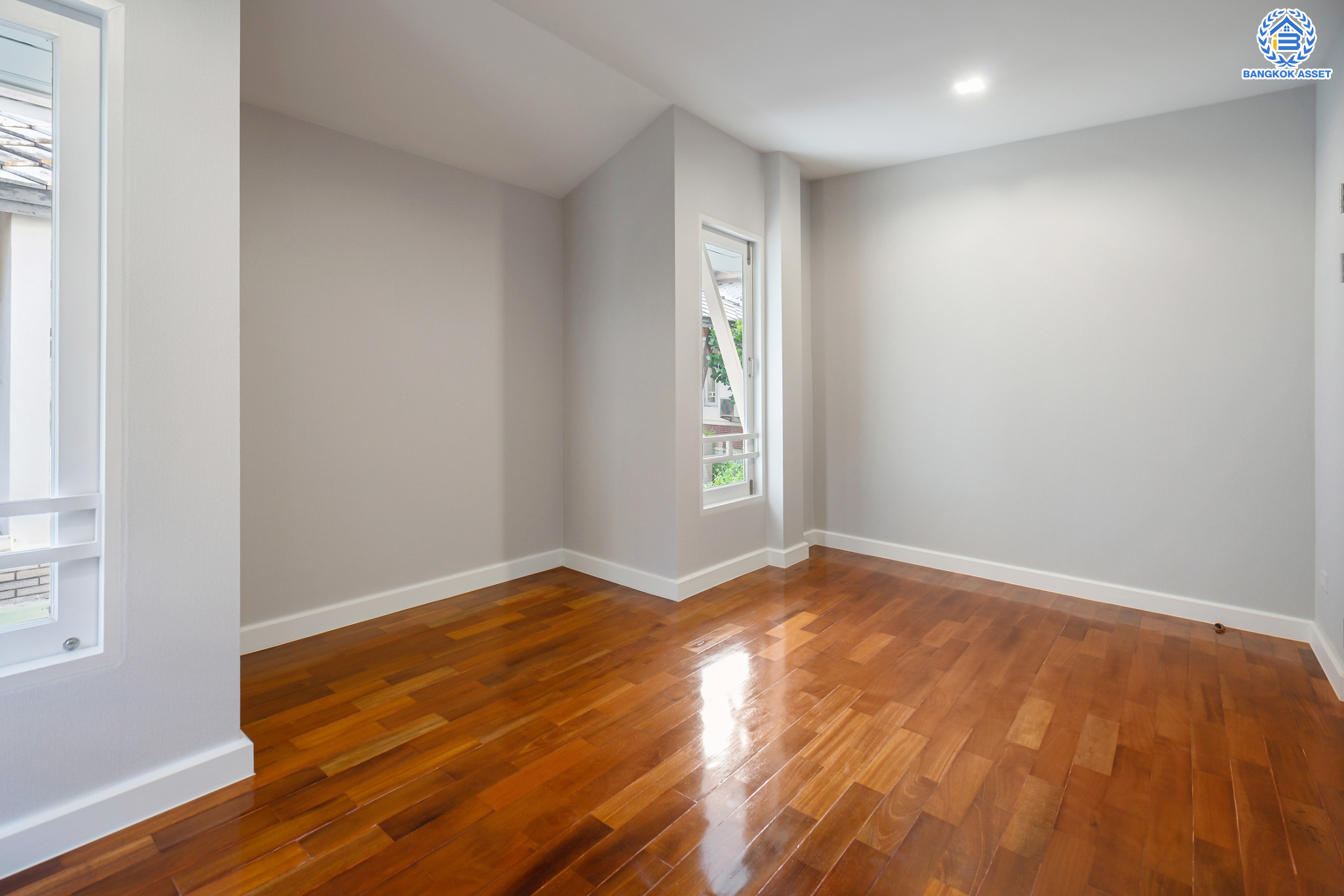 บ้านมือสองตกแต่งใหม่ ม.โนเบิลวานา ปิ่นเกล้า1 บ้านเดี่ยวหลังใหญ่ เนื้อที่ 65.6 ตร.ว. ฟังก์ชัน 3 ห้องนอน 4 ห้องน้ำ 1 ห้องแม่บ้าน จอดรถได้ 2 คัน บนสุดยอดทำเลเดินทางสะดวก หน้าโครงการติดถนนใหญ่บรมราชชนนี ใกล้ทางคู่ขนานลอยฟ้าบรมราชชนนี ม.มหิดล เซ็นทรัลศาลายา และรายล้อมด้วยสิ่งอำนวยความสะดวกครบ